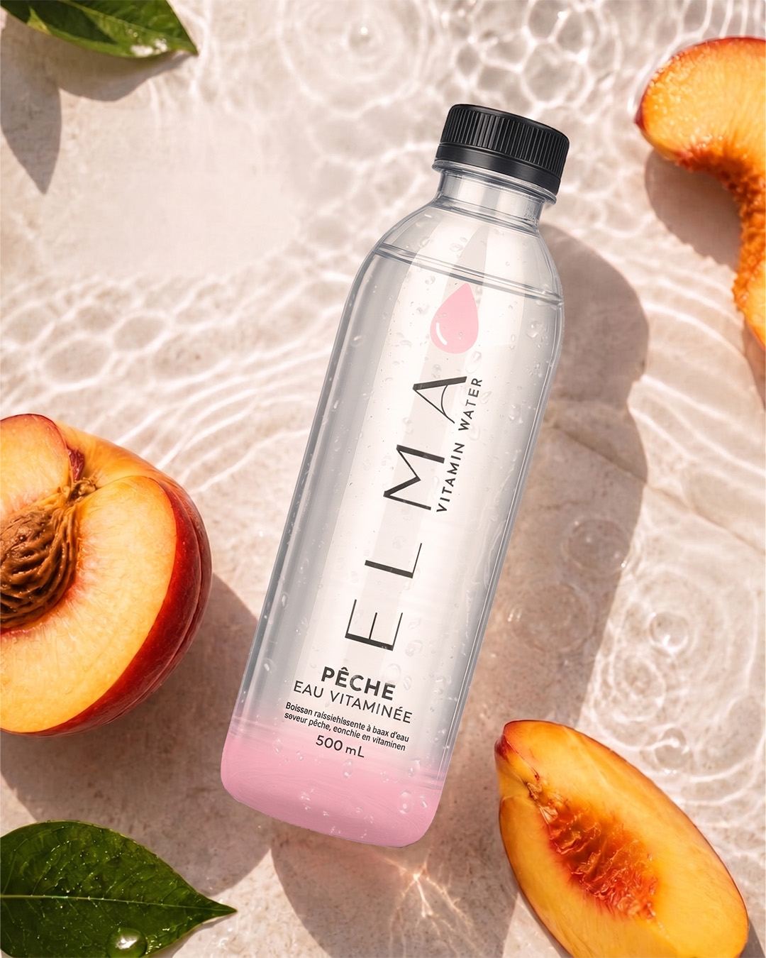 ELMA Pêche entourée de fruits frais